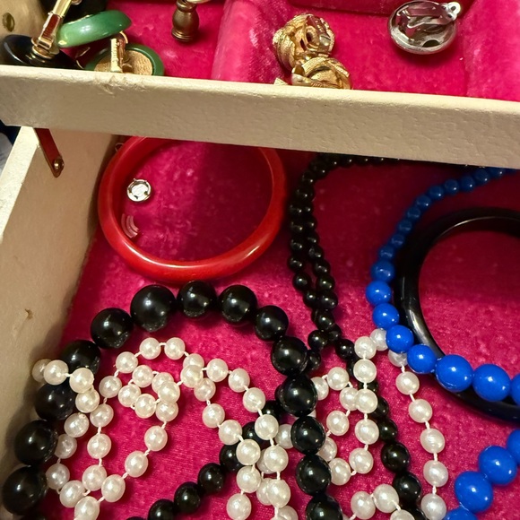 Vintage Jewelry Box full of Vintage  Jewelry Excellent Condition - Picture 11 of 12